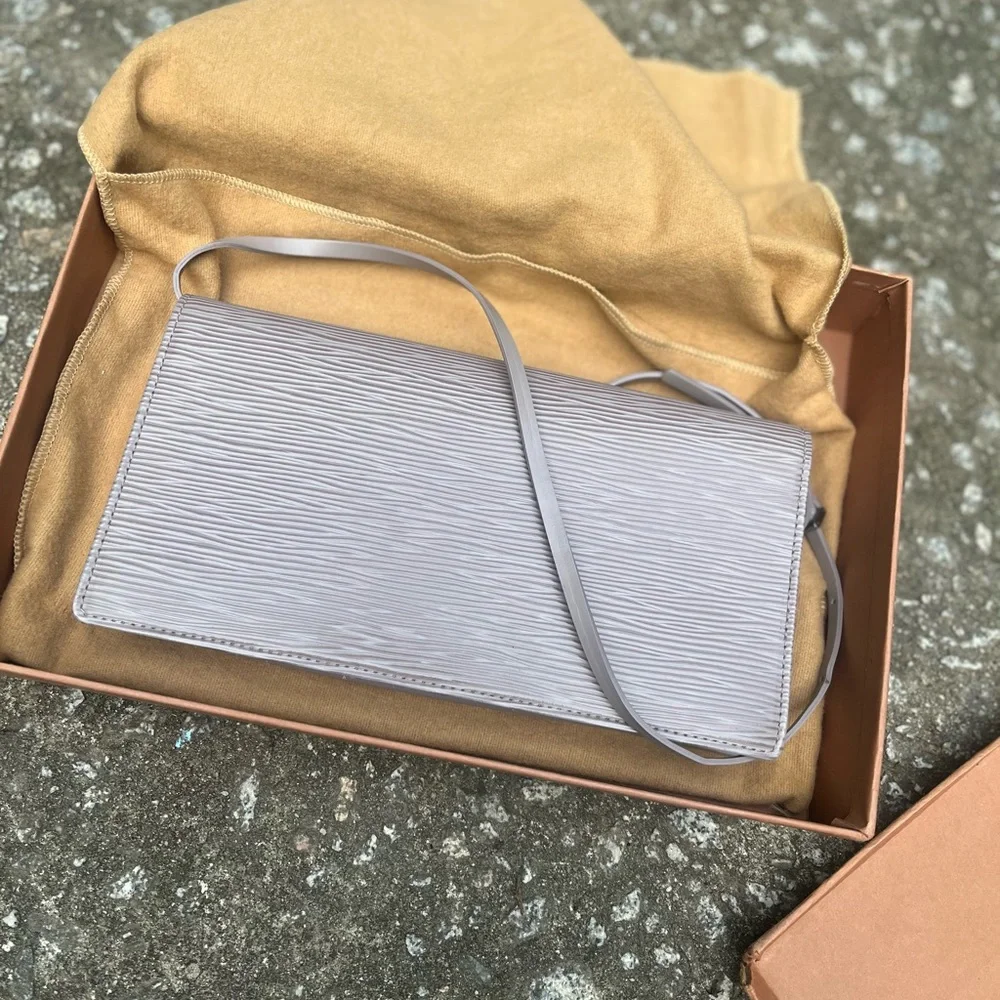 Lovely lavender LV leather bag - Picture 9 of 13